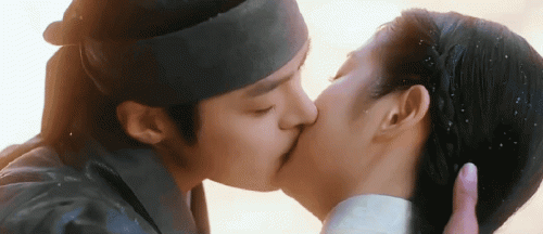 EP11---The-Secret-Romantic-Guesthouse-12.gif