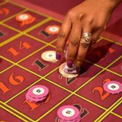 Sun City Casino tại GameLuck8 là một trong những sòng bài trực tuyến hàng đầu, mang đến cho người chơi trải nghiệm chơi game đỉnh cao với những trò chơi hấp dẫn và phần thưởng giá trị. Với giao diện sang trọng, hệ thống bảo mật tốt và đa dạng các trò chơi, Sun City Casino đã và đang thu hút hàng triệu người chơi trên khắp thế giới. Cùng khám phá lý do tại sao Sun City Casino tại GameLuck8 là lựa chọn hoàn hảo cho những ai đam mê cá cược và giải trí trực tuyến.
Giới Thiệu Về Sun City Casino Tại GameLuck8
Sun City Casino là một trong những sòng bài trực tuyến nổi tiếng trên nền tảng GameLuck8, mang đến một không gian chơi cá cược đẳng cấp với nhiều trò chơi phong phú, từ baccarat, xì tố, roulette, cho đến slots game. Với đội ngũ chuyên nghiệp và công nghệ hiện đại, Sun City Casino đem lại cho người chơi cảm giác như đang tham gia vào một sòng bài thực thụ.

Những Trò Chơi Đỉnh Cao Tại Sun City Casino
Sun City Casino cung cấp một kho tàng trò chơi đa dạng, phù hợp với mọi sở thích của người chơi. Bạn có thể lựa chọn từ các trò chơi bài kinh điển đến slots game hiện đại và thậm chí là các trò chơi có thưởng cao.
Baccarat – Trò Chơi Phổ Biến Nhất
Baccarat là trò chơi nổi bật tại Sun City Casino với cách chơi đơn giản nhưng không kém phần hấp dẫn. Tại đây, người chơi có thể trải nghiệm nhiều phiên bản baccarat khác nhau, từ baccarat cổ điển cho đến các biến thể hiện đại hơn với mức cược linh hoạt.
Roulette – Vòng Quay May Mắn
Roulette là trò chơi may rủi cực kỳ phổ biến, cho phép người chơi thử vận may bằng cách dự đoán vị trí mà quả bóng sẽ rơi xuống. Tại Sun City Casino, trò roulette được thiết kế với nhiều phiên bản, mang lại sự mới mẻ và thách thức cho người chơi.
Xì Tố (Poker) – Trí Tuệ Và Kỹ Năng
Xì tố là trò chơi yêu cầu người chơi cần có sự tính toán và chiến lược rõ ràng. Sun City Casino cung cấp các bàn chơi poker với nhiều mức cược khác nhau, phù hợp với người chơi mới lẫn những tay chơi chuyên nghiệp.
Xem chi tiết: https://gameluck.wiki/sun-city-casino/