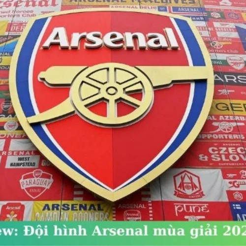 Arsenal, một trong những câu lạc bộ bóng đá nổi tiếng và lâu đời nhất của Anh, luôn là tâm điểm chú ý trong mỗi mùa giải Premier League. Với lối chơi tấn công mạnh mẽ, Arsenal đã thu hút được một lượng lớn người hâm mộ trên toàn thế giới. Mùa giải 2023/2024, Arsenal tiếp tục có nhiều sự bổ sung và cải thiện trong đội hình, hứa hẹn mang đến những trận đấu kịch tính và mãn nhãn. CÙng  UK88 đánh giá đội hình của Arsenal nhé!
Đánh Giá Tổng Quan Về Đội Hình Arsenal 2023/2024
Mùa giải 2023/2024 chứng kiến Arsenal có nhiều thay đổi quan trọng trong đội hình, với sự xuất hiện của những cầu thủ trẻ tài năng cũng như các ngôi sao giàu kinh nghiệm.
Thủ môn: Ở vị trí thủ môn, Aaron Ramsdale tiếp tục là lựa chọn số một. Với phản xạ nhanh nhạy và khả năng chỉ huy hàng phòng ngự, Ramsdale đã chứng tỏ mình là một trong những thủ môn xuất sắc nhất Premier League.
Hàng phòng ngự: Hàng thủ của Arsenal được cải thiện đáng kể với sự trở lại của các trụ cột như Gabriel Magalhães và Ben White. Bên cạnh đó, Kieran Tierney và Takehiro Tomiyasu mang đến sự chắc chắn ở hai cánh, giúp hàng phòng ngự Arsenal trở nên khó bị xuyên thủng hơn.
Hàng tiền vệ: Martin Ødegaard tiếp tục là nhạc trưởng của Arsenal, với khả năng sáng tạo và điều tiết trận đấu tuyệt vời. Sự kết hợp giữa Ødegaard, Thomas Partey và Declan Rice tạo nên một hàng tiền vệ mạnh mẽ và linh hoạt, có thể kiểm soát tốt trận đấu.
Hàng công: Bukayo Saka, Gabriel Jesus, và Gabriel Martinelli là những cái tên sáng giá trên hàng công Arsenal. Bộ ba này không chỉ có tốc độ và kỹ thuật cá nhân điêu luyện mà còn có khả năng dứt điểm chính xác, làm khổ hàng thủ đối phương trong mỗi trận đấu.

Những Điểm Mạnh Nổi Bật Của Arsenal Mùa Giải 2023/2024
Lối Chơi Tấn Công Linh Hoạt: Arsenal nổi tiếng với lối chơi tấn công đẹp mắt, và mùa giải này cũng không ngoại lệ. Với sự chỉ đạo của HLV Mikel Arteta, Arsenal thường xuyên sử dụng sơ đồ 4-3-3 hoặc 4-2-3-1, tạo ra nhiều phương án tấn công đa dạng.
Sự Kết Hợp Giữa Kinh Nghiệm Và Tuổi Trẻ: Đội hình Arsenal có sự kết hợp hoàn hảo giữa những cầu thủ giàu kinh nghiệm như Granit Xhaka và những tài năng trẻ như Bukayo Saka, mang đến sự cân bằng và sáng tạo trong lối chơi.
Chiến Thuật Đa Dạng: Arteta đã xây dựng cho Arsenal những chiến thuật linh hoạt, có thể chuyển đổi từ tấn công sang phòng ngự một cách nhịp nhàng, tạo ra sự bất ngờ cho đối thủ.
Xem chi tiết tại: https://uk88.review/doi-hinh-arsenal-2024-2025/