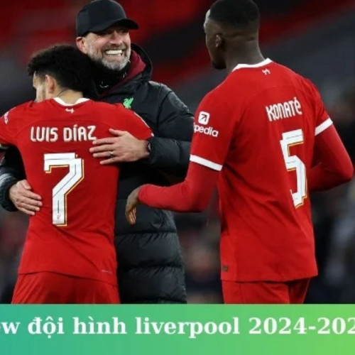 Liverpool luôn là một trong những câu lạc bộ hàng đầu của bóng đá Anh và châu  u. Mùa giải 2024/2025 hứa hẹn sẽ đầy thách thức và cơ hội cho The Kop khi họ tiếp tục cuộc đua giành những danh hiệu cao quý. Hãy cùng Uk88 điểm qua và đánh giá đội hình Liverpool mùa giải này, từ những ngôi sao sáng giá đến các tân binh vừa cập bến Anfield.
Thủ Môn: Sự Ổn Định của Alisson Becker
Alisson Becker vẫn là chốt chặn đáng tin cậy trong khung gỗ của Liverpool. Với kỹ năng cản phá tuyệt vời và khả năng phân phối bóng chính xác, Alisson luôn giữ vững phong độ cao và đóng vai trò quan trọng trong những chiến thắng của đội bóng. Tuy nhiên, Liverpool cần có sự hỗ trợ từ các thủ môn dự bị như Caoimhin Kelleher để đảm bảo tính ổn định trong suốt mùa giải dài.

Hàng Thủ: Sự Trở Lại của Van Dijk và Những Thay Đổi Mới
Virgil van Dijk: Trung vệ người Hà Lan vẫn là thủ lĩnh hàng phòng ngự, mang lại sự yên tâm với khả năng chỉ huy và đọc tình huống xuất sắc.
Ibrahima Konaté: Với sức trẻ và thể lực vượt trội, Konaté đã khẳng định vị trí của mình bên cạnh Van Dijk, tạo nên cặp đôi trung vệ vững chắc.
Andrew Robertson và Trent Alexander-Arnold: Hai hậu vệ cánh của Liverpool không chỉ mạnh ở khả năng phòng ngự mà còn là nguồn cung cấp tấn công chủ lực với những đường chuyền và quả tạt chất lượng.
Joe Gomez và Joel Matip: Là những lựa chọn dự bị chất lượng, Gomez và Matip giúp đội bóng có chiều sâu và khả năng xoay tua hiệu quả.
Xem chi tiết tại: https://uk88.review/doi-hinh-liverpool-2024-2025/