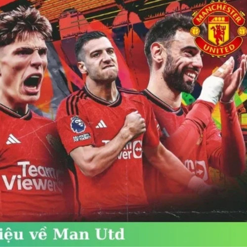 Manchester United, hay còn gọi là Man Utd, là một trong những câu lạc bộ bóng đá nổi tiếng nhất thế giới với lịch sử huy hoàng và lượng người hâm mộ đông đảo. Trên nền tảng cá cược UK88, Man Utd luôn là một trong những đội bóng được nhiều người chơi quan tâm và đặt cược. Bài viết này sẽ giúp bạn đánh giá chi tiết về sức mạnh hiện tại của Manchester United, từ đó đưa ra quyết định cá cược chính xác hơn.
Phân Tích Sức Mạnh Đội Hình Manchester United
Hàng Công Đáng Gờm: Với sự hiện diện của những ngôi sao như Bruno Fernandes, Marcus Rashford và Rasmus Højlund, Man Utd sở hữu một hàng công đầy biến hóa và hiệu quả. Khả năng tấn công đa dạng với các tình huống cố định, phản công nhanh, và sút xa giúp đội bóng này luôn là mối đe dọa lớn đối với bất kỳ đối thủ nào.
Tuyến Giữa Linh Hoạt: Manchester United đã đầu tư mạnh mẽ vào tuyến giữa với sự xuất hiện của các cầu thủ như Casemiro và Christian Eriksen. Khả năng kiểm soát trận đấu và chuyển đổi trạng thái từ phòng ngự sang tấn công nhanh chóng giúp Man Utd giữ vững thế trận và tạo ra nhiều cơ hội nguy hiểm.
Hàng Thủ Chắc Chắn: Dưới sự chỉ đạo của Raphael Varane và Lisandro Martínez, hàng thủ của Man Utd trở nên kiên cố hơn bao giờ hết. Khả năng đọc tình huống, không chiến tốt và sự ăn ý giữa các cầu thủ giúp đội bóng này giảm thiểu nguy cơ từ các tình huống phản công của đối phương.

Điểm Yếu Cần Cải Thiện
Tính Ổn Định: Dù sở hữu nhiều ngôi sao trong đội hình, nhưng Man Utd vẫn gặp khó khăn trong việc duy trì phong độ ổn định trong suốt mùa giải. Sự thiếu nhất quán trong kết quả thi đấu là một vấn đề mà đội bóng cần phải khắc phục để cạnh tranh danh hiệu.
Chấn Thương: Những chấn thương bất ngờ của các cầu thủ chủ chốt như Luke Shaw hay Raphael Varane thường gây ảnh hưởng lớn đến sức mạnh tổng thể của Man Utd. Điều này đã khiến họ phải điều chỉnh đội hình liên tục, ảnh hưởng đến sự ăn ý của cả đội.
Xem chi tiết tại: https://uk88.review/man-utd-mua-giai-2024-2025/